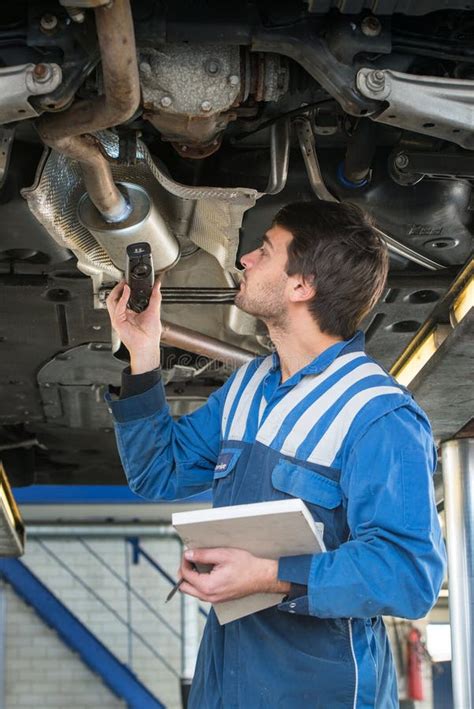 Meccanico che controlla un'auto