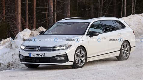 Bagagliaio di una Volkswagen Passat Station Wagon con copertura avvolgibile estesa