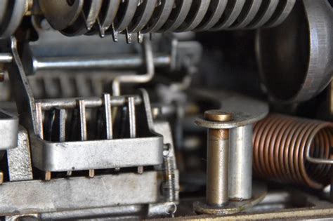 Collezione di componenti meccanici ed elettrici vintage per jukebox