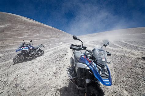 Motocicletta BMW Motorrad su strada panoramica italiana