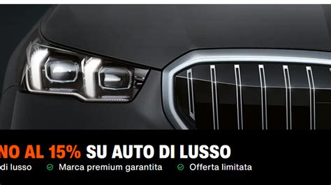Interni di un'auto di lusso con sistema di navigazione