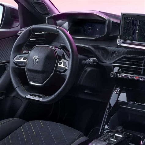Interni della Peugeot 2008 con sistema infotainment