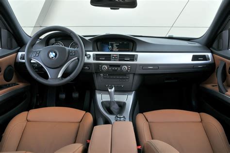 BMW Serie 3 E90 interni con navigatore