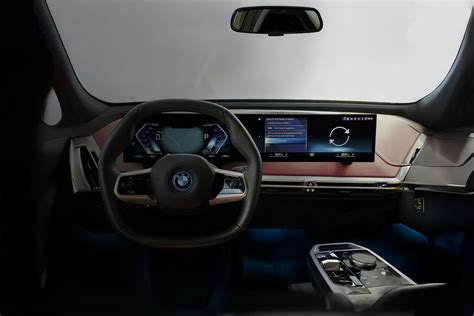 Interfaccia BMW iDrive con notifica aggiornamento software