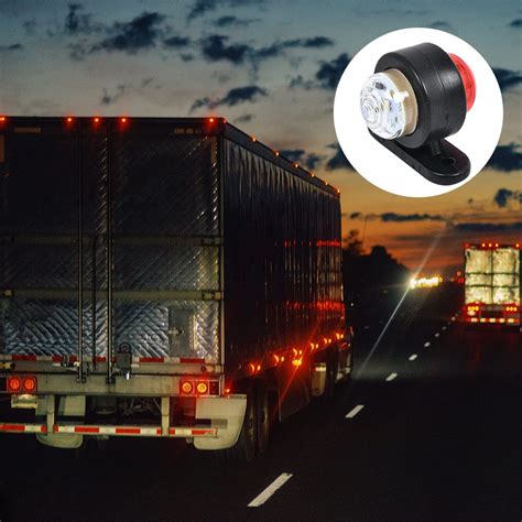Illustrazione di un camion con luci di posizione laterali accese