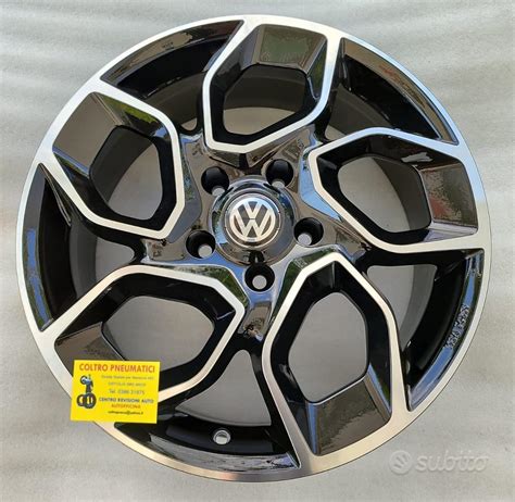 VW T5 parcheggiata con cerchi in lega sportivi