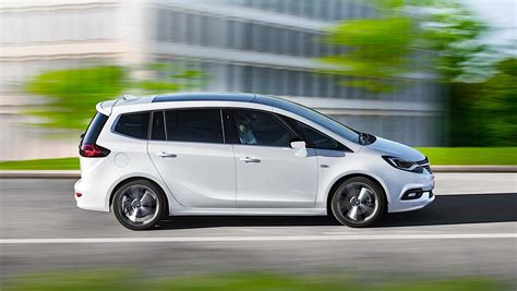 Opel Zafira Tourer con dettagli motore