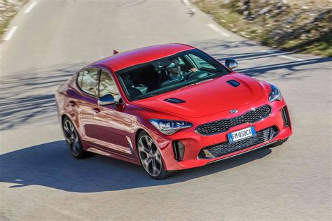 Kia Stinger in azione su strada