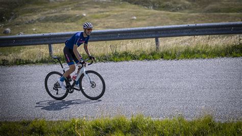 Ciclista in azione su una salita impegnativa con una bicicletta da corsa aerodinamica