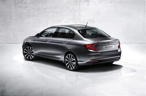 Fiat Tipo berlina vista di tre quarti anteriore