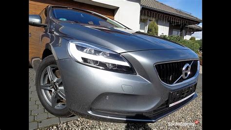 Vista frontale di una Volvo V40 con fari accesi in un contesto notturno urbano