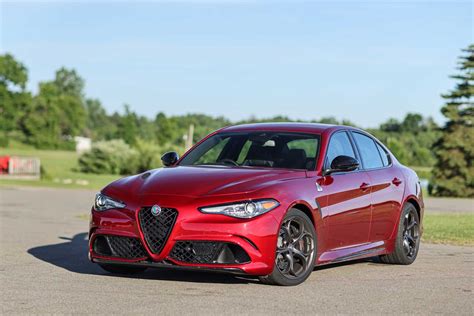 Alfa Romeo Giulia in curva