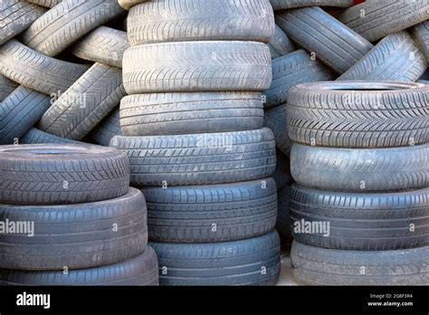 Pneumatici usati accatastati in un centro di raccolta