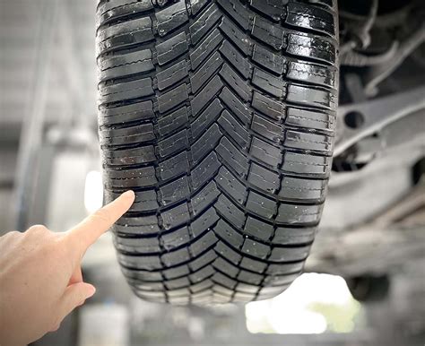 Immagine di un pneumatico trattato con Grip Tire Softener che mostra un battistrada rinnovato