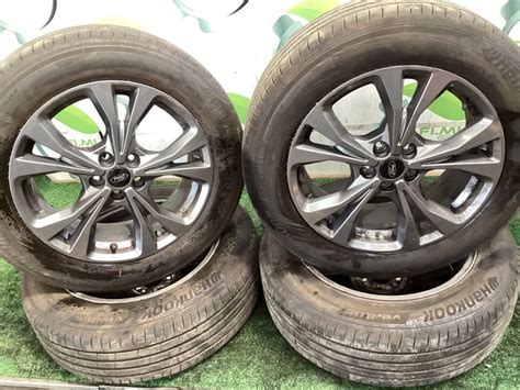 Dettaglio cerchi in lega e badge AWD Ford Kuga