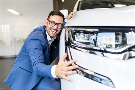 Consegna di un'auto usata in un concessionario