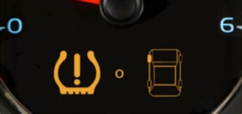 Cruscotto auto con spia pressione pneumatici accesa