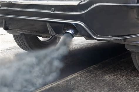 Fumo bluastro dallo scarico di un'auto, sintomo di problemi al turbo