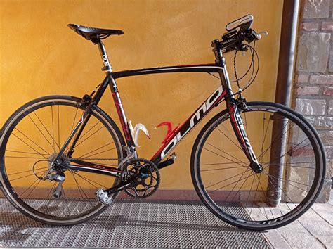 Bicicletta ibrida con manubrio piatto