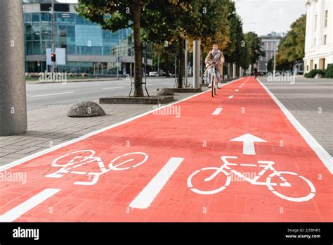 Ciclista su una bici ibrida lungo una pista ciclabile