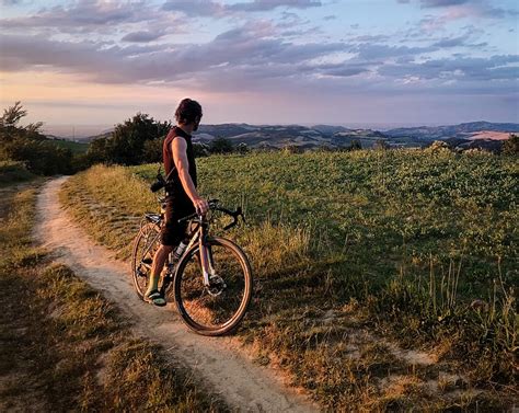 Ciclista su una bici ibrida dual sport su un sentiero sterrato