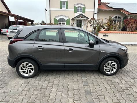 Opel Crossland X Moon Stone Grey Metallizzata in ambiente urbano