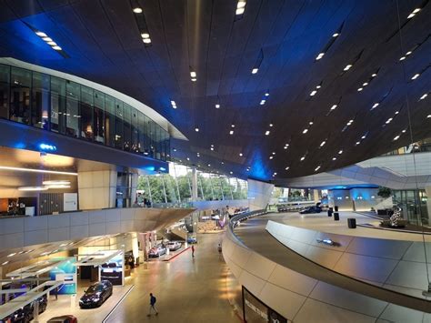 Interno del BMW Welt con auto in esposizione