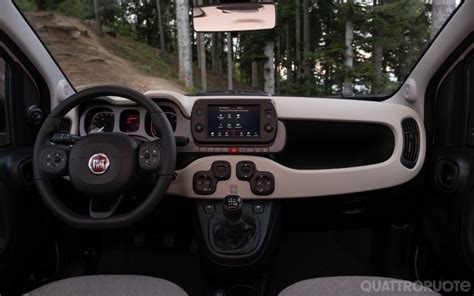 Interni Fiat Panda con focus su spazio e portaoggetti