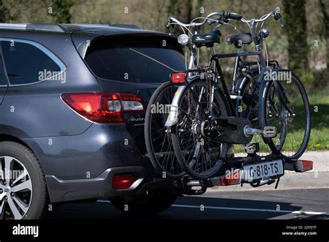 Subaru Outback con portabiciclette sul tetto