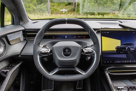 Dettaglio del display centrale e del volante della Lotus Eletre