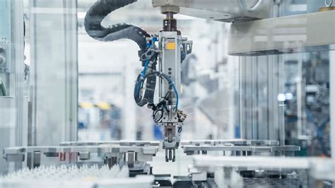Automazione in un'officina moderna con robot e sistemi diagnostici