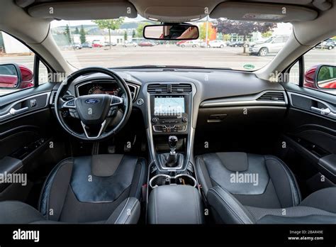 Interno di una Ford Mondeo SW con accessori
