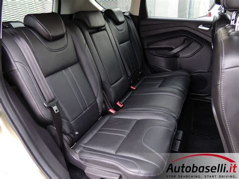 Interno portiera Ford Kuga con comandi vetri elettrici