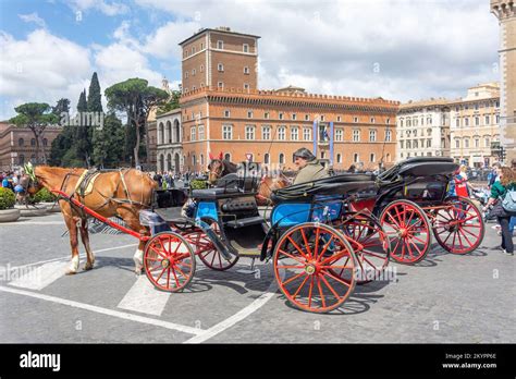 Confronto tra una carrozza a cavallo e una delle prime automobili a motore