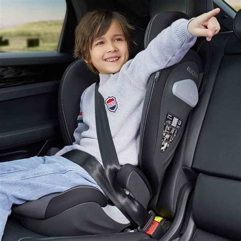 Bambino in seggiolino auto con sistema Isofix