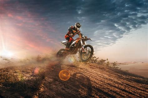 Moto da enduro in azione su sterrato