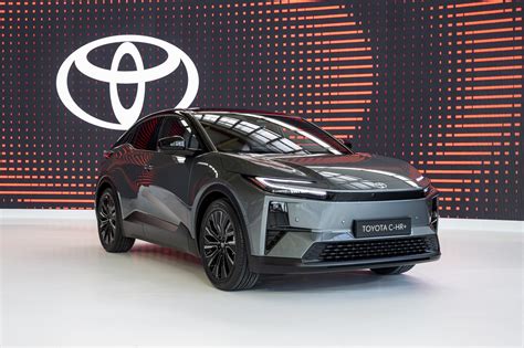Toyota C-HR+ profilo laterale