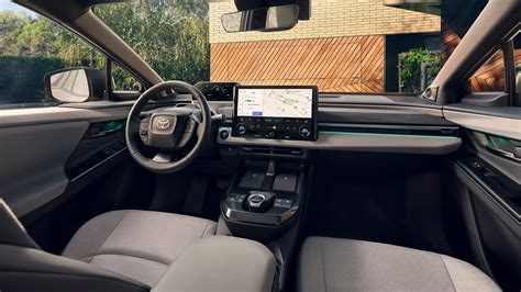 Interni Toyota C-HR+ con display centrale