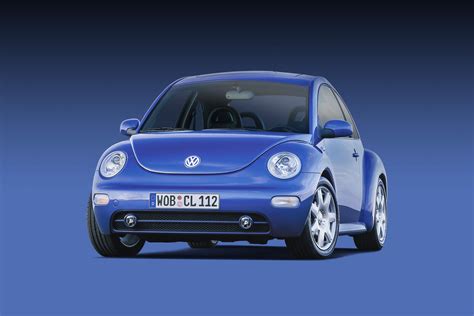 Volkswagen New Beetle in primo piano con un'aura di mistero