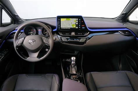 Vista interna della Toyota C-HR con particolare sulla plancia e i comandi