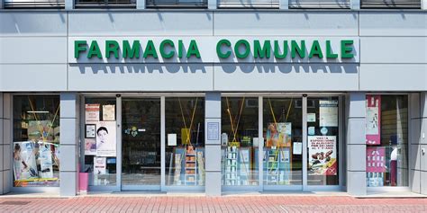Farmacia ottocentesca con boccette di rimedi
