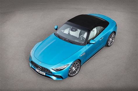 Mercedes-AMG SL 43 vista posteriore con terminali di scarico