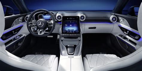 Interni Mercedes-AMG SL 43 con schermo centrale reclinabile