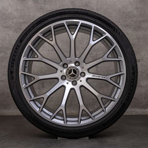 Mercedes-AMG SL 43 con cerchi da 21 pollici