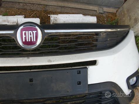Fiat Doblò con paraurti anteriore e posteriore ben visibili