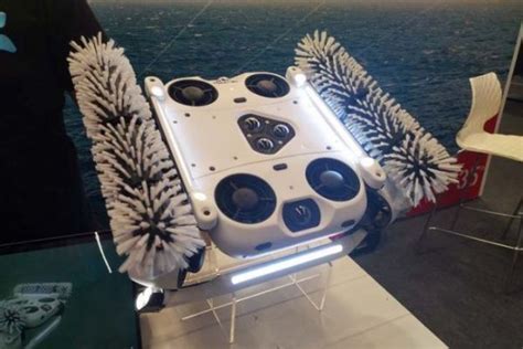 Robot per la pulizia degli scafi