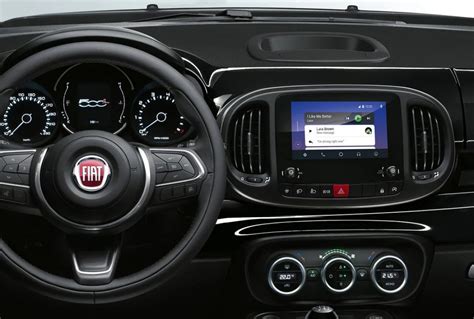 dettaglio del cruscotto e dell'infotainment di una Fiat 500L