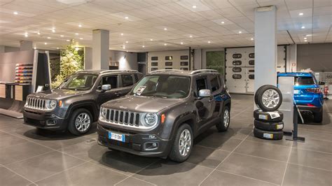 Interno concessionaria Autotorino con diverse auto Jeep esposte