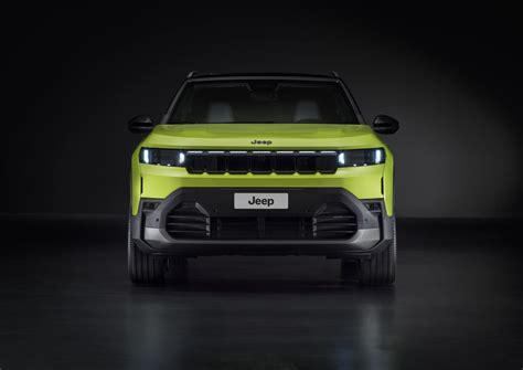 Vista frontale della nuova Jeep Compass con fari LED accesi