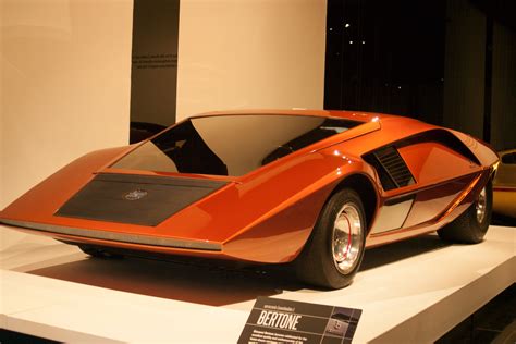 Lancia Stratos Zero, vista frontale con la striscia luminosa